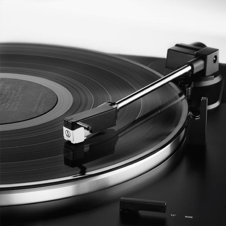 Audio-Technica AT-LP60XBT-USB-BK | Table tournante Stéréo - Entièrement automatique - Entraînement par courroie - USB - Bluetooth - Noir-SONXPLUS Rivière-du-Loup